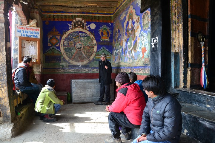 Sassi erklärt den anderen Ladakh-Guides bei einer Übungsstunde das "Rad des Lebens" im Kloster Thisey