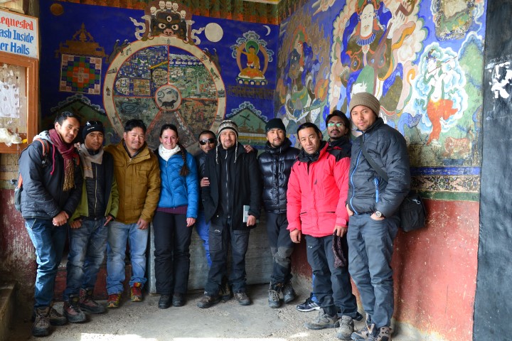 Unsere Ladakh-Guides mit Caroline beim praktischen Unterricht im Kloster Thiksey vor dem "Lebensrad".