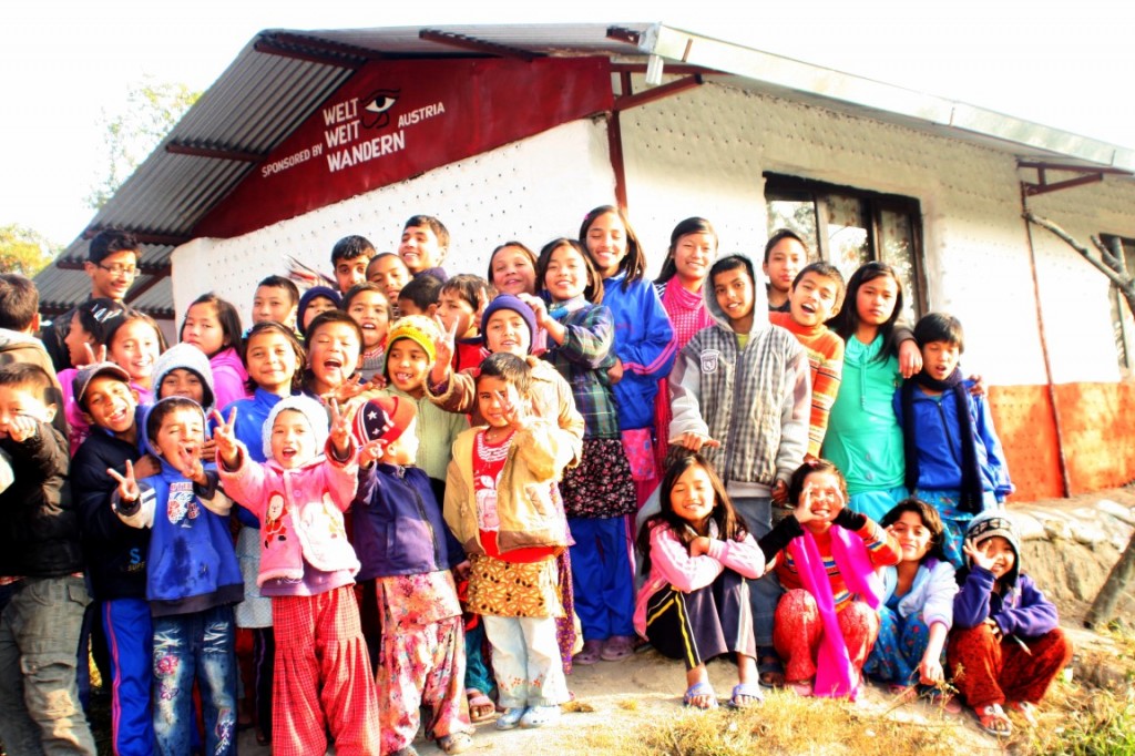 Einige der Kids vor einem der Weltweitwandern-Wohnhäuser der "Bottle - Houses" - Anlage bei Kathmandu.
