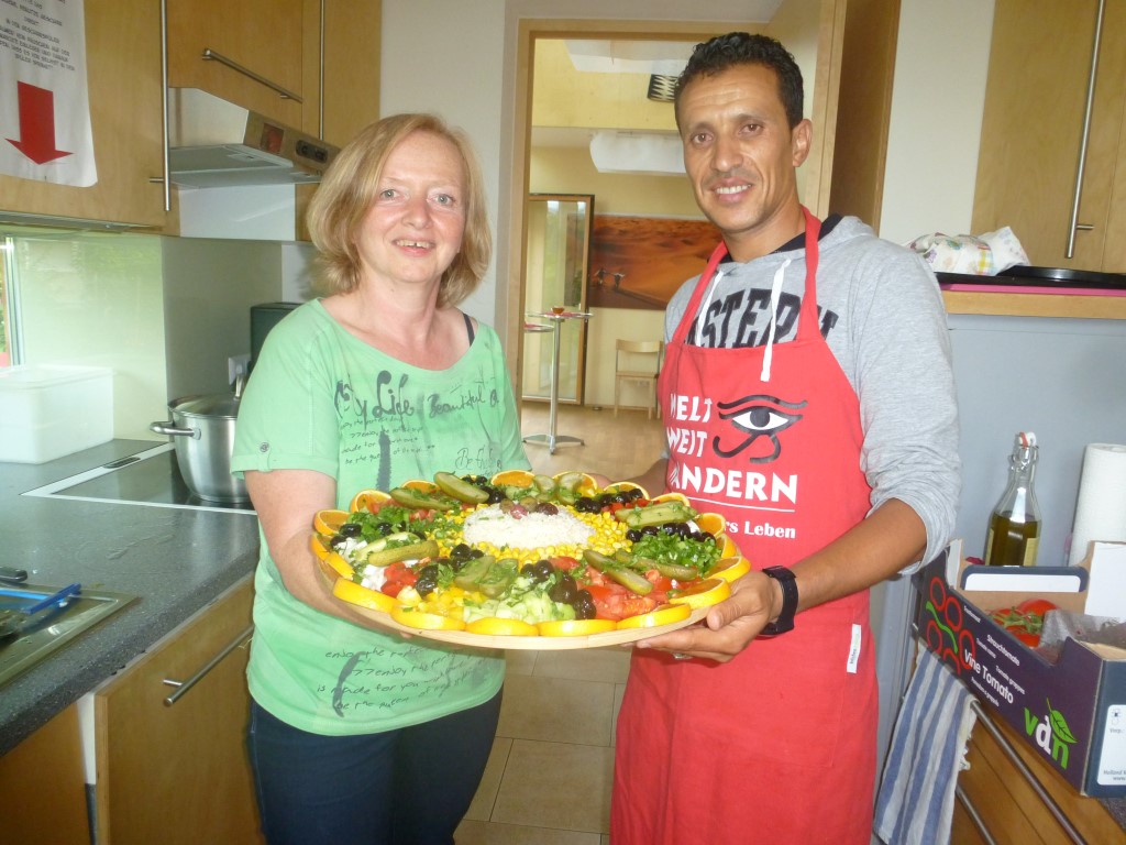 Abdellah und Sonja von WWW beim Kochen für unsere Gäste vor einer Veranstaltung im Weltweitwandern-Büro in Graz.