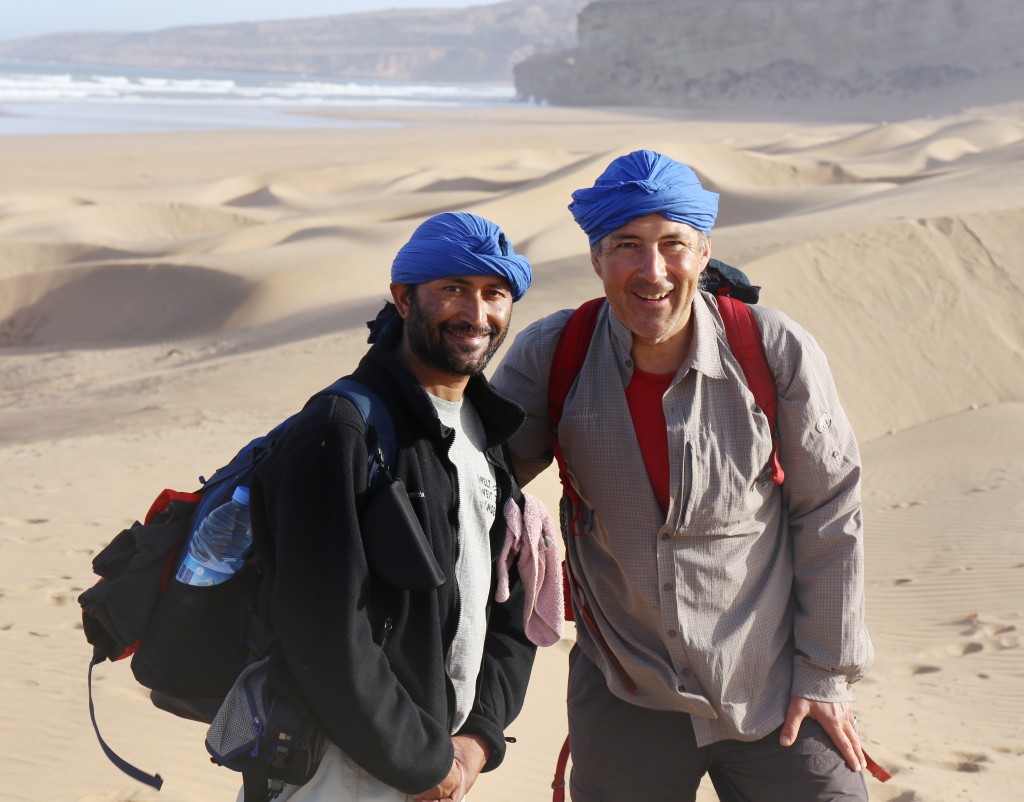 Die absolute Stärke von Weltweitwandern sind "Begegnungen, die bewegen". Hier am Bild Christian mit Nepal-Partner Sudama unterwegs in Marokko.