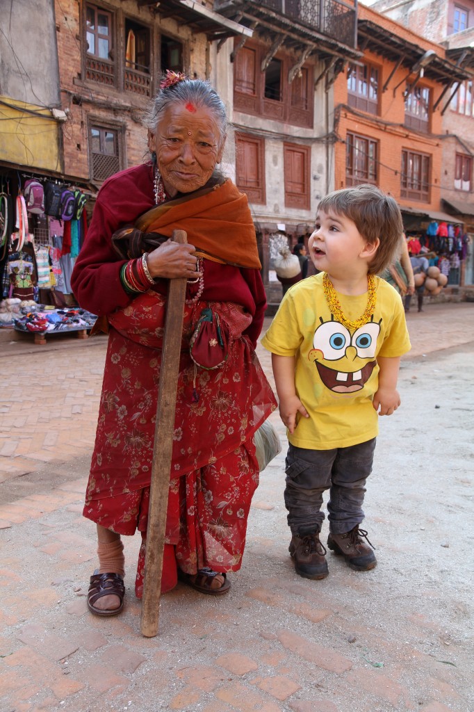 Begegnungen verschiedener Kulturen. Am Bild Leo Hlade mit nepaesischer Oma in Bhaktapur