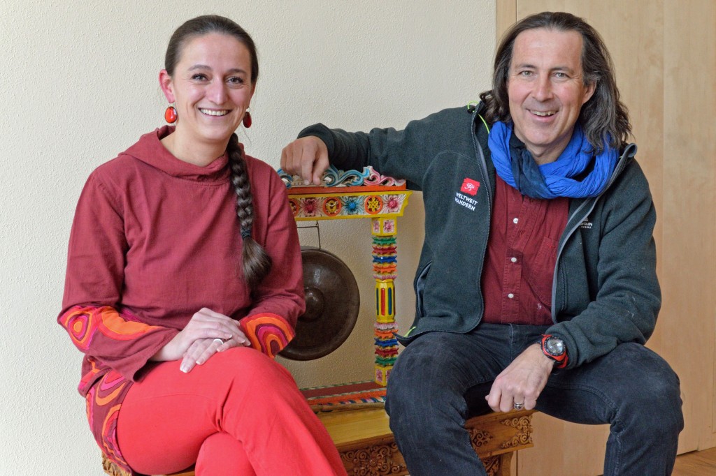 Caronile Ouederrou und Christian Hlade im Weltweitwandern-Basecamp beim Vorbesprechen der Empowerment-Projekte in Tansania und Ladakh.
