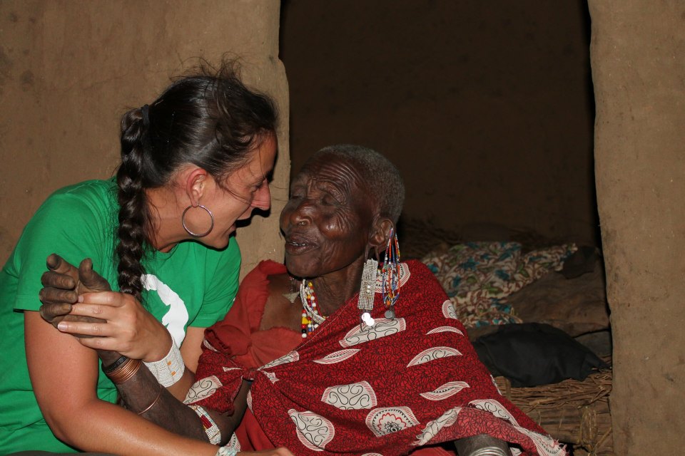 Caroline übt "Körpersprache" mit einer alten Maasai - Dame.