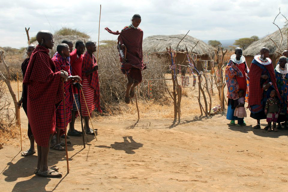 Die Maasai springen beim Tanzen aus dem Stand hoch in die Luft.