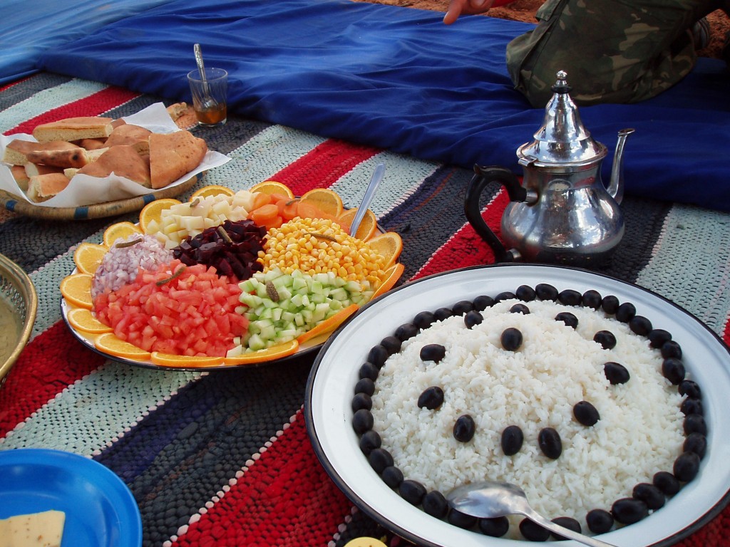 Liebevolle Details, wie hier zum Beispiel das Mittagessen bei Trekking in Marokko tragen viel zum Erfolg unserer Weltweitwandern - Reisen bei!
