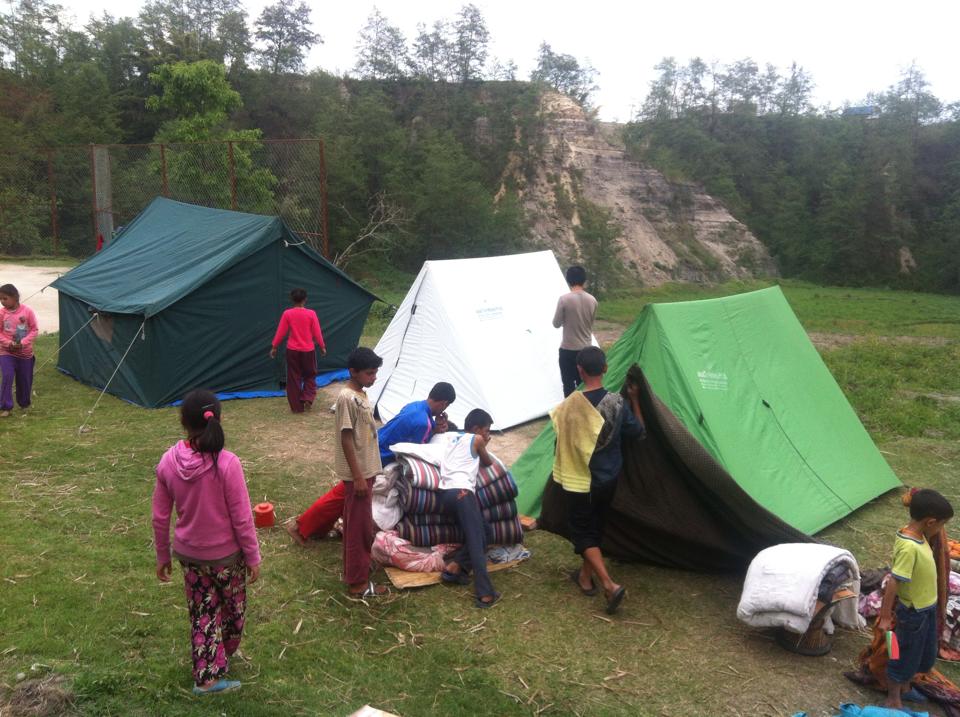 Unser erstes, notdürftiges  Zeltcamp für die Kinder im Freien