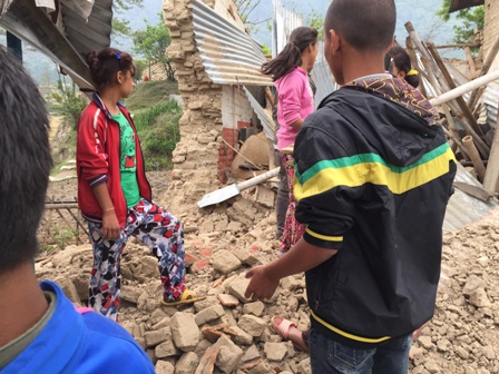 traurige Bergungsarbeiten nach dem Erdbeben im Kinderheim