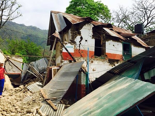 Das total zerstörte „Bottle-Houses“ – Kinderheim nach dem Erdbeben in Nepal.