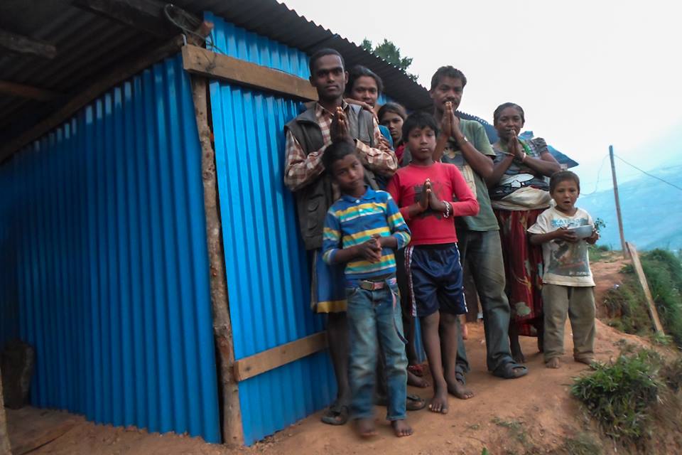 Die mit unserem Spendengeldern finanzierten "Shelter" stehen dank Hubert Neubauers Einsatz vor Ort schon. Ein ganzes Dorf ist nun vor dem Monsunregen geschützt! 