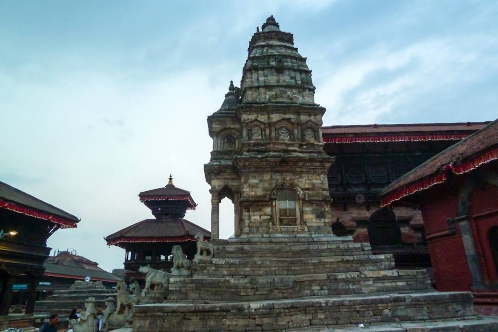 Der Durba Square von Bhaktapur nach dem Erdbeben. Hier stehen noch zum Glück noch fast alle Tempel!