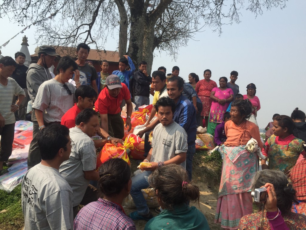 Das Weltweitwandern-Team in Nepal beim Verteilen von Hilfsgütern.