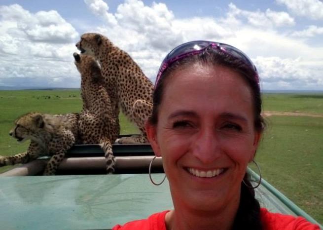 Recht abenteuerliches Selfie von Caroline mit Geparden am Autodach!