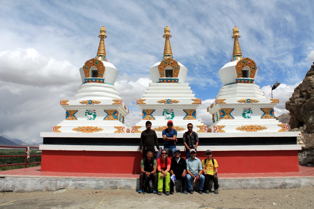 Die Stupas - ganz typisch füt Ladakh - hier mit den WWW-Guides im Kloster Thiksey
