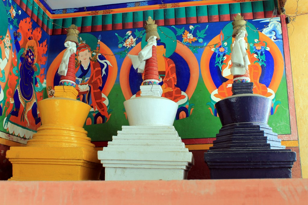 Die drei kleinen bunten Stupas findet man nur in Ladakh