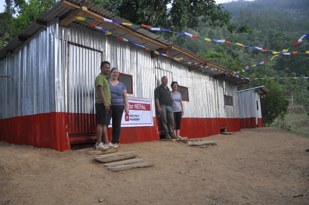 Rakam, Sandra und Sandras Eltern vor einer der neuerrichteten Hütten / Shelter. Ein gelungenes Projekt!