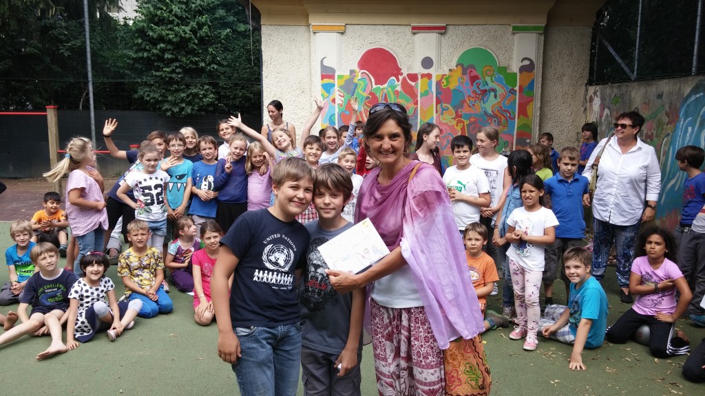 Spendenaktion der Volksschule Geidorf. Im Bild „Weltweitwandern Wirkt!“ Geschäftsführerin Sonja Reinisch mit den Kids.