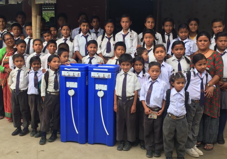 Kinder in Sundarijal mit den mobilen Trinkwasserfiltern