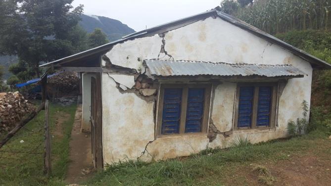 Zerstörte Schule in Sikre