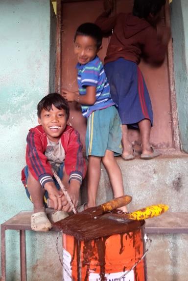 Die Kinder in Sikre helfen beim Wiederaufbau