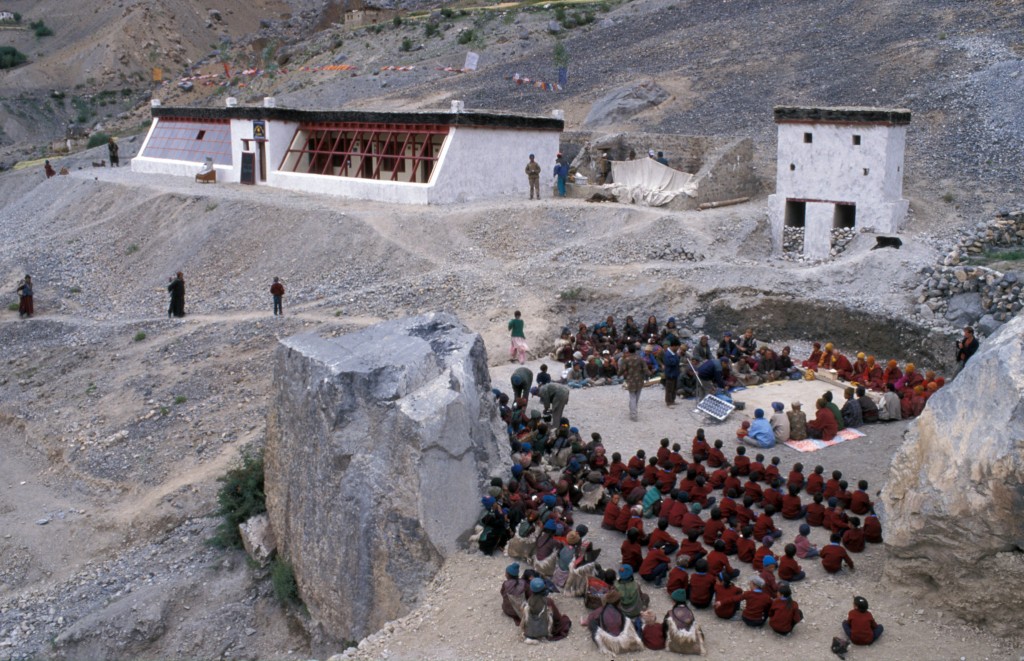 Der Beginn: Die Solarschule von Lingshed - auf 4000m Seehöhe gelegen - bei der Eröffnung im Herbst 2000