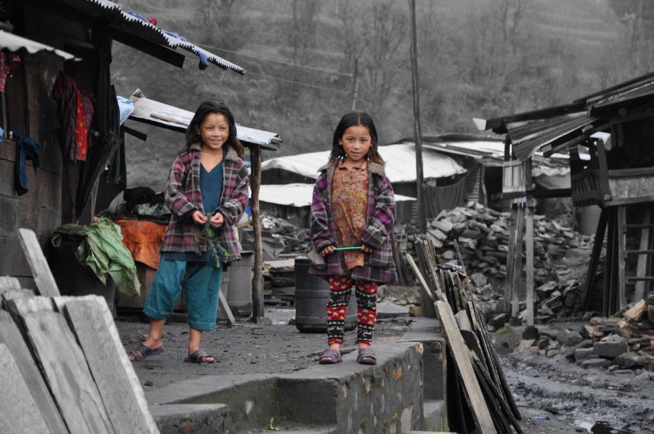 Abbildung 1: Mädchen im zerstörten Nachbardorf von Hile in Khawa.