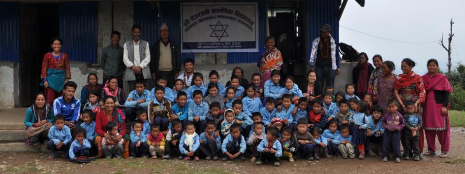 Abbildung 6: Gruppenfoto der gesamten „Shree Deurali Primary School“ in Hile.