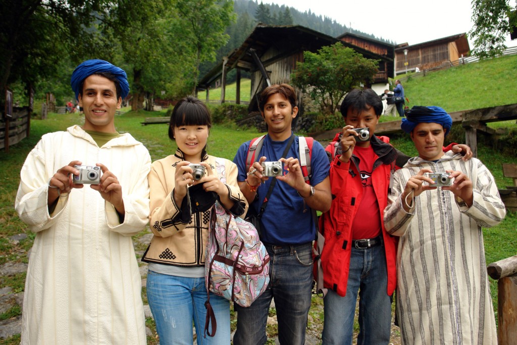 Das war eine echt gute Geschichte: Weltweitwandern lädt regelmäßig guides aus der ganzen Welt ein und läßt diese einmal die Prespektive von Touristen einnehmen. Dazu gibtrs auch Austauschreisen zwischen unseren Partnern. Nepal besuchte die Sahara, Marokko war schon im Himalaya!
