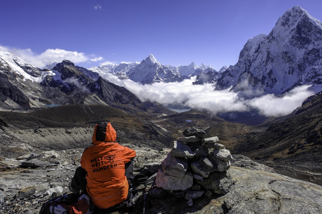Durch den Rückgang des Tourismus sind viele früher sehr stark begangene Trekkingrouten wie z.B. das Annapurnagebiet oder die Routen zum Mt. Everest nun sehr viel ruhiger. 