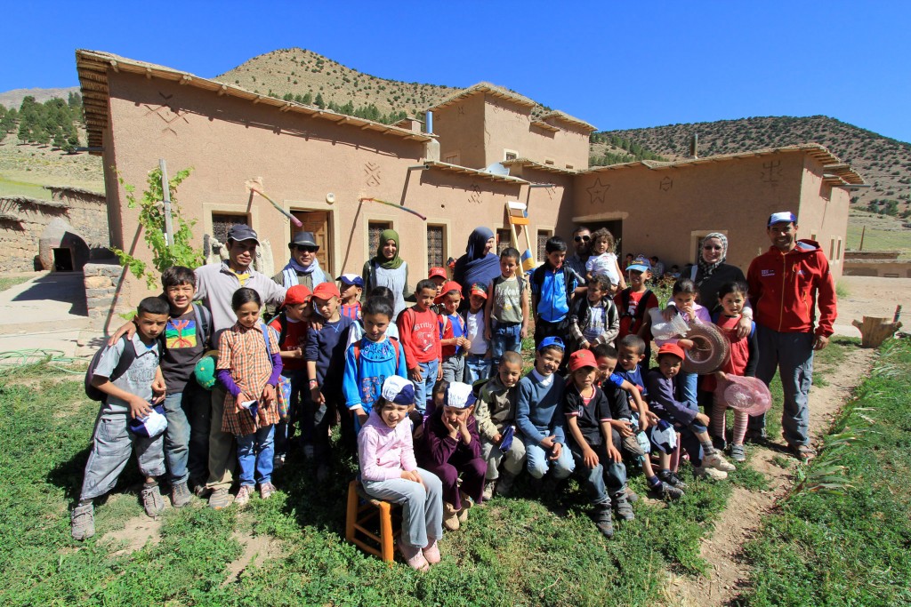 Wir unterstützen die ecole vivante Marokko, weil wir finden, daß es gerade jetzt – im Angesicht der Flüchtlingskrise – SEHR WICHTIG ist Projekte für Bildung und Zukunftschancen vor Ort in den arabischen Ländern zu unterstützen.
