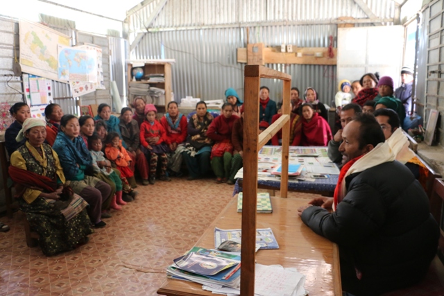 Dorfversammlung in Hile für den Schulneubau: Die Dorfschule in Hile im Distrikt Dolakha besuchen derzeit etwa 60 Kinder der Volksgruppen der Sherpa und der Tamang. Ein Gebäude wurde beim Erdbeben zerstört, zwei weitere stark in Mitleidenschaft gezogen. 